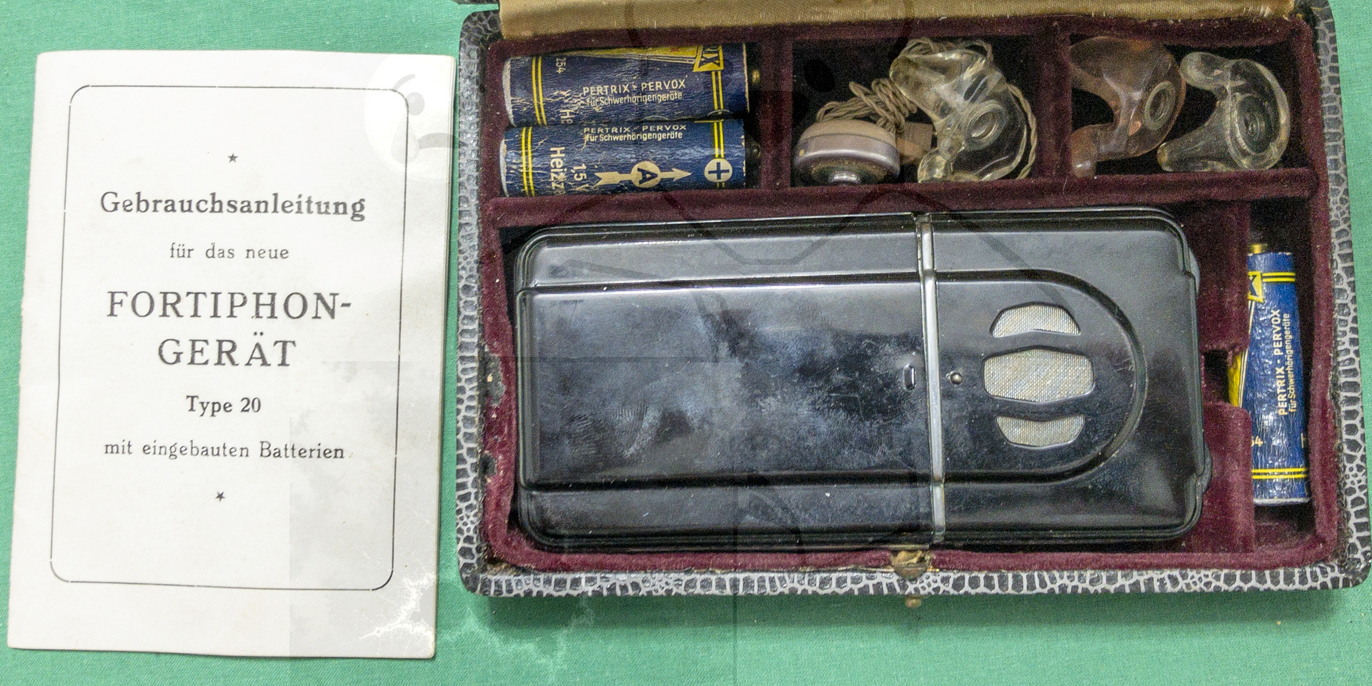 Hörgerät "Fortiphone Type 20", ca. 1949, Gefüllte Box inkl. Anleitung